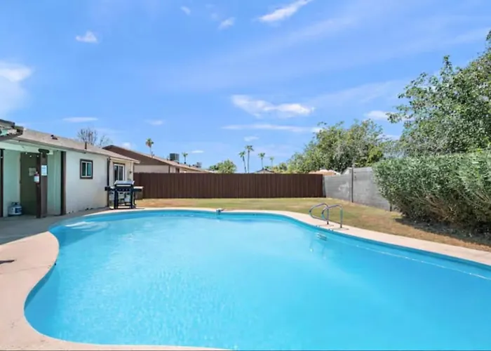 Paradise Valley Village With A Large Backyard Pool Holiday home *