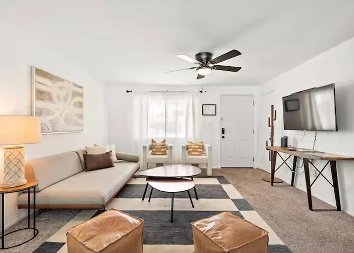 Paradise Valley Village With A Large Backyard Pool